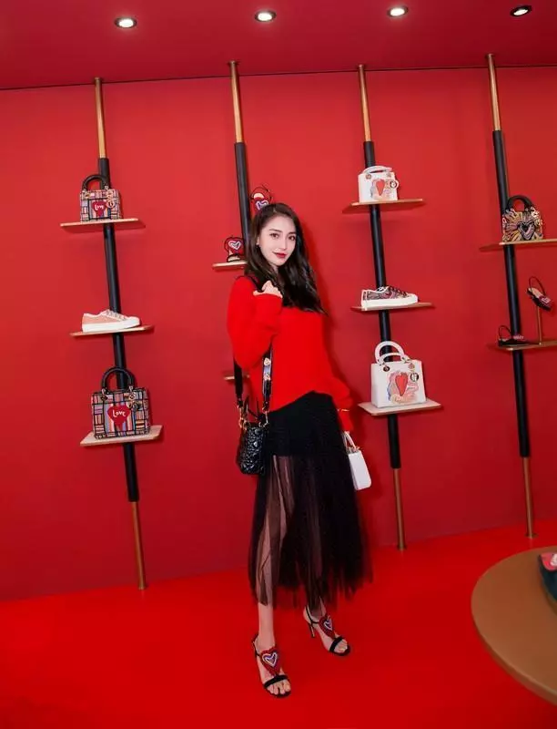 【果然女神不愧是女神~】Baby不過是換了個造型,就美出了新高度!最大驚艷的是...哪怕路人抓拍的照片也是氣場十足!