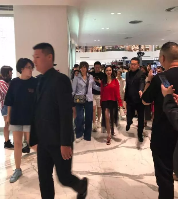 【果然女神不愧是女神~】Baby不過是換了個造型,就美出了新高度!最大驚艷的是...哪怕路人抓拍的照片也是氣場十足!