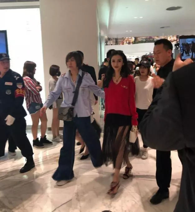 【果然女神不愧是女神~】Baby不過是換了個造型,就美出了新高度!最大驚艷的是...哪怕路人抓拍的照片也是氣場十足!