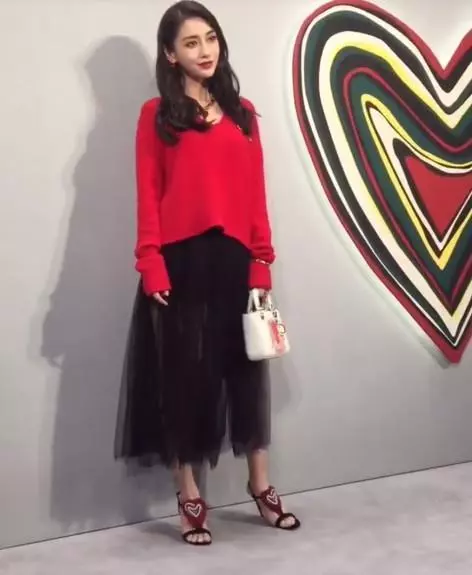 【果然女神不愧是女神~】Baby不過是換了個造型,就美出了新高度!最大驚艷的是...哪怕路人抓拍的照片也是氣場十足!