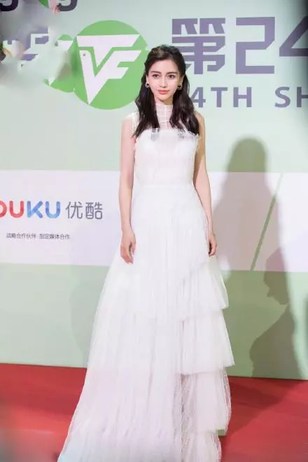 【果然女神不愧是女神~】Baby不過是換了個造型,就美出了新高度!最大驚艷的是...哪怕路人抓拍的照片也是氣場十足!