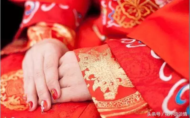 奶奶撿廢品把孫女養大,婚禮上奶奶沒來,接到電話,孫女悔婚了