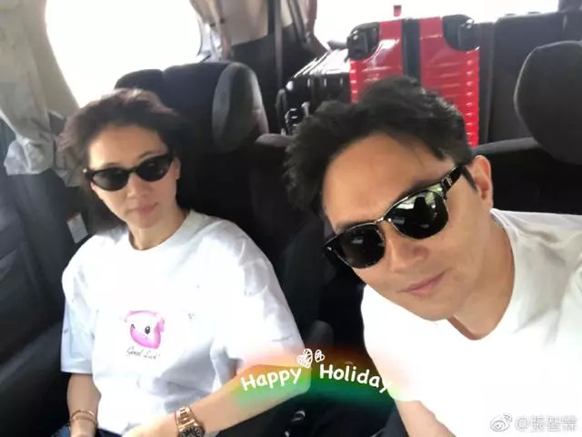 張智霖帶老婆賞煙花,網友:素顏的袁詠儀眼睛有點嚇人!