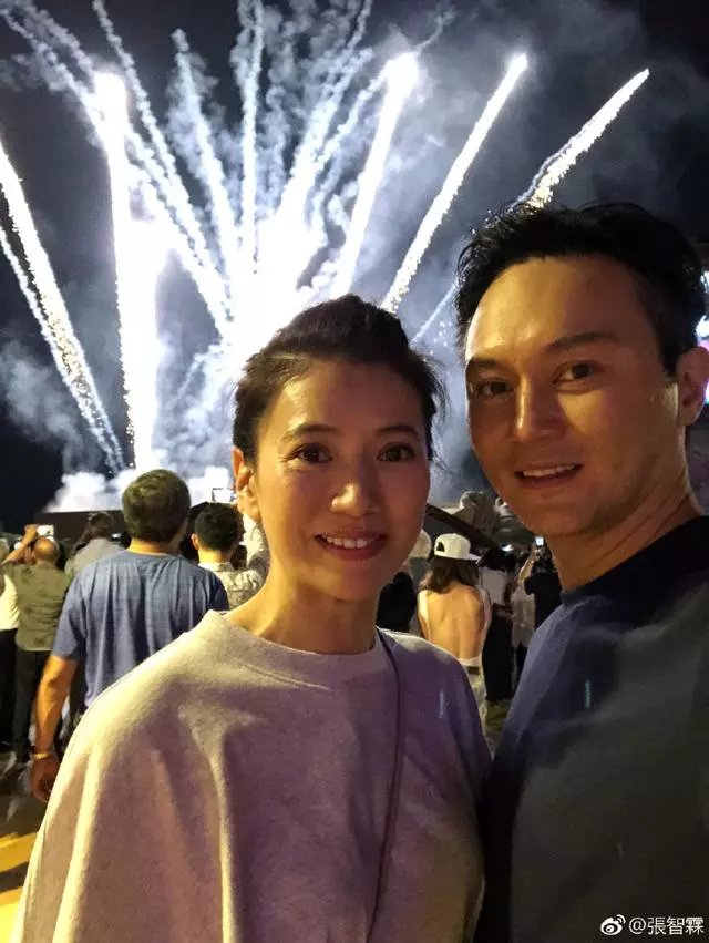 張智霖帶老婆賞煙花,網友:素顏的袁詠儀眼睛有點嚇人!