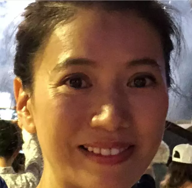 張智霖帶老婆賞煙花,網友:素顏的袁詠儀眼睛有點嚇人!