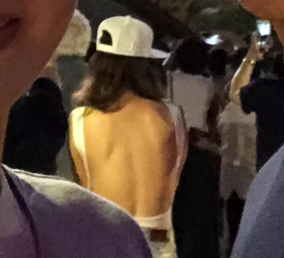 張智霖帶老婆賞煙花,網友:素顏的袁詠儀眼睛有點嚇人!