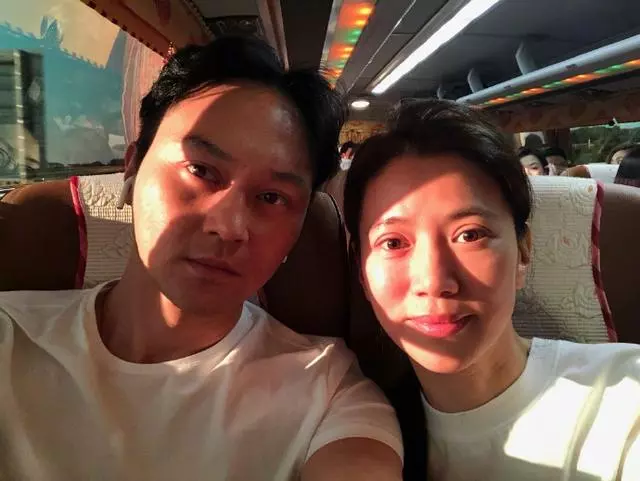 張智霖帶老婆賞煙花,網友:素顏的袁詠儀眼睛有點嚇人!