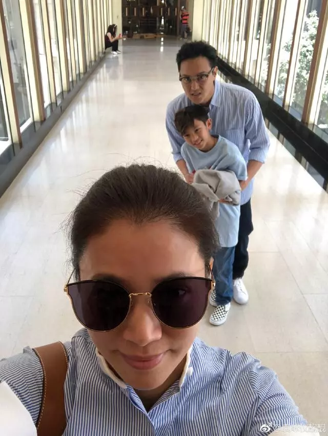 張智霖帶老婆賞煙花,網友:素顏的袁詠儀眼睛有點嚇人!
