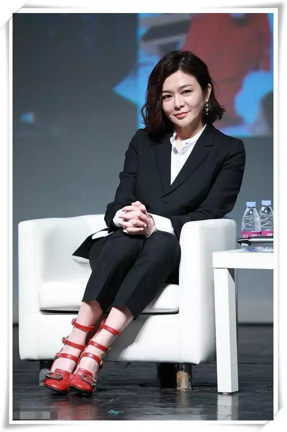 關之琳夠狠!55歲穿長裙胸下全是腿,網友:這身段只有25歲吧!