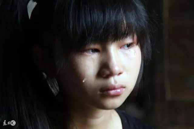 親媽將女兒丟給保姆,失蹤八年,親爸找上門,保姆讓孩子改姓