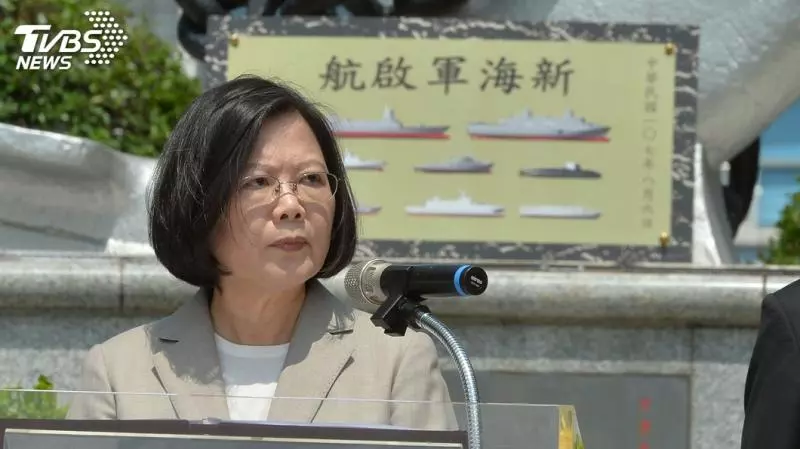 新海軍啟航揭牌 蔡總統宣示國艦國造決心