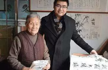 兒媳年年看望瞎婆婆,婆婆到死都不知道,兒子早已不在人世!