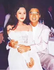 豪門千金敗光家產,與男星離婚子女不認,近照走樣仍貪靚~~~