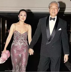 豪門千金敗光家產,與男星離婚子女不認,近照走樣仍貪靚~~~