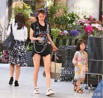 47歲洪欣擁7000萬豪宅,背30萬愛馬仕青春打扮,經紀人哪比得上?