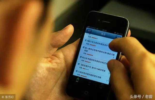 丈夫病逝我再婚,登記時收到一條信息,我頭也不回走出民政局