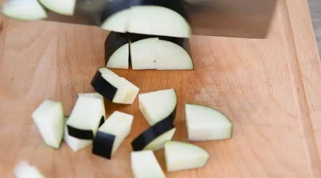 「炒茄子」前,需要加鹽嗎?很多人弄錯了,難怪炒不軟