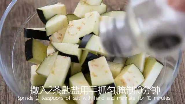 「炒茄子」前,需要加鹽嗎?很多人弄錯了,難怪炒不軟
