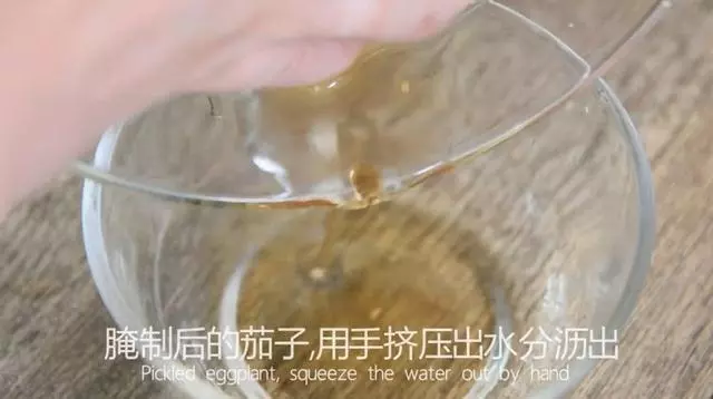 「炒茄子」前,需要加鹽嗎?很多人弄錯了,難怪炒不軟
