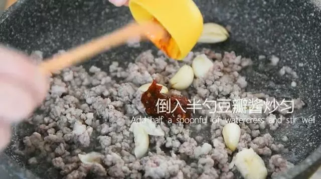 「炒茄子」前,需要加鹽嗎?很多人弄錯了,難怪炒不軟