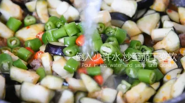 「炒茄子」前,需要加鹽嗎?很多人弄錯了,難怪炒不軟