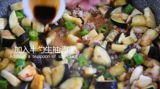 「炒茄子」前,需要加鹽嗎?很多人弄錯了,難怪炒不軟