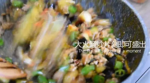 「炒茄子」前,需要加鹽嗎?很多人弄錯了,難怪炒不軟
