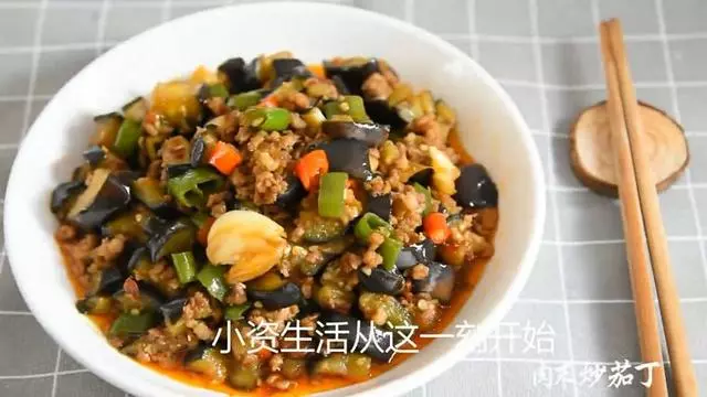 「炒茄子」前,需要加鹽嗎?很多人弄錯了,難怪炒不軟