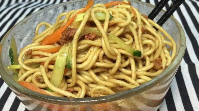 炸醬麵正確做法,很多人第一步就錯,學會全家早餐不用買