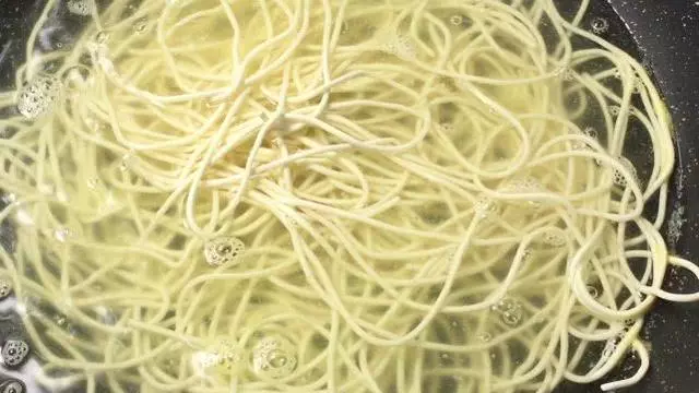 炸醬麵正確做法,很多人第一步就錯,學會全家早餐不用買
