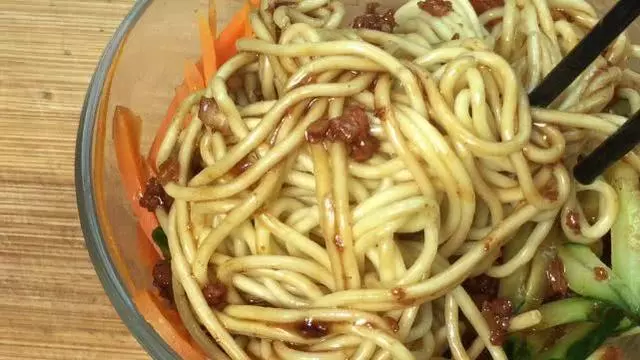 炸醬麵正確做法,很多人第一步就錯,學會全家早餐不用買