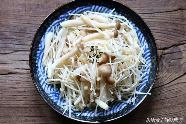 金針菇換個做法,很香很下飯,第一次這樣吃,比涼拌香,你也試試