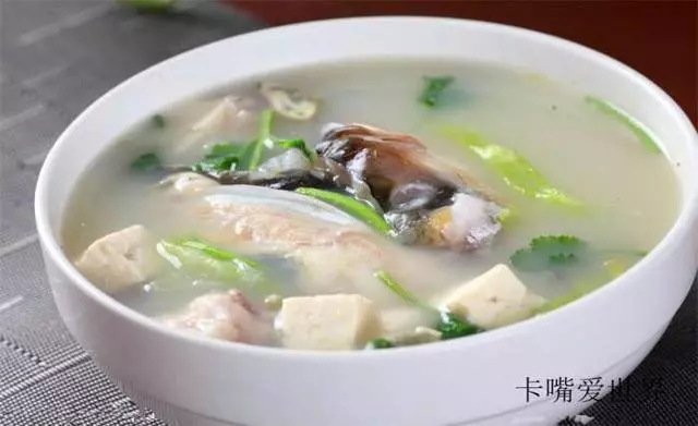 魚頭湯這麼做實在太美味了,製作簡單,一分鐘學會,全家搶著喝!