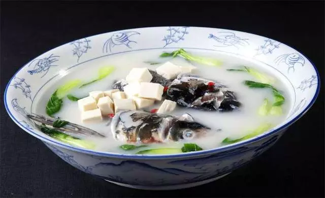 魚頭湯這麼做實在太美味了,製作簡單,一分鐘學會,全家搶著喝!