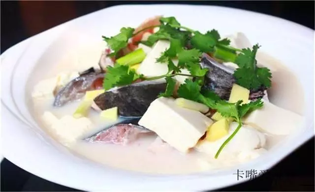 魚頭湯這麼做實在太美味了,製作簡單,一分鐘學會,全家搶著喝!