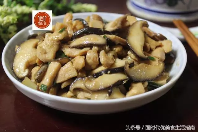 香菇別再炒青菜了,和這個菜一起炒有葷有素,比紅燒肉還好吃!