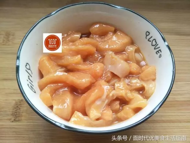 香菇別再炒青菜了,和這個菜一起炒有葷有素,比紅燒肉還好吃!
