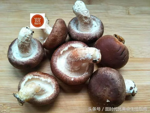 香菇別再炒青菜了,和這個菜一起炒有葷有素,比紅燒肉還好吃!