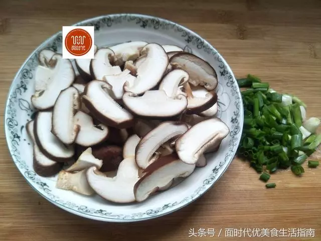 香菇別再炒青菜了,和這個菜一起炒有葷有素,比紅燒肉還好吃!