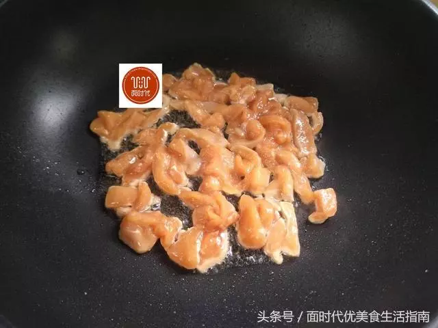 香菇別再炒青菜了,和這個菜一起炒有葷有素,比紅燒肉還好吃!
