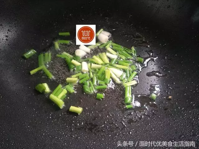 香菇別再炒青菜了,和這個菜一起炒有葷有素,比紅燒肉還好吃!