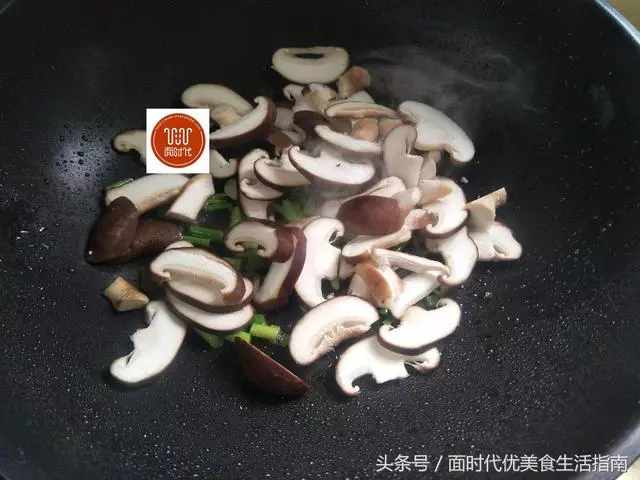 香菇別再炒青菜了,和這個菜一起炒有葷有素,比紅燒肉還好吃!