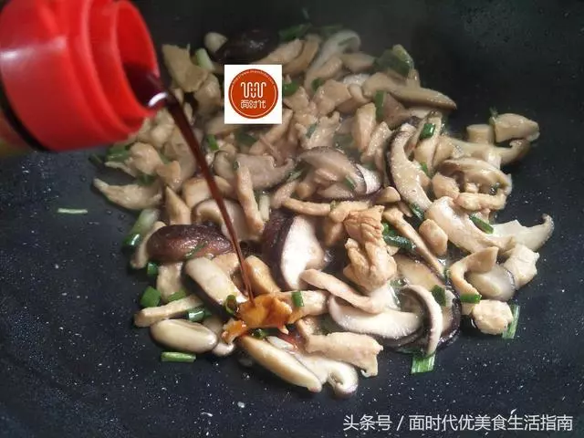香菇別再炒青菜了,和這個菜一起炒有葷有素,比紅燒肉還好吃!
