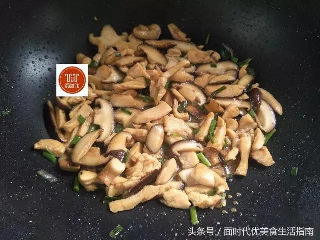 香菇別再炒青菜了,和這個菜一起炒有葷有素,比紅燒肉還好吃!