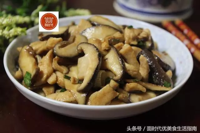 香菇別再炒青菜了,和這個菜一起炒有葷有素,比紅燒肉還好吃!