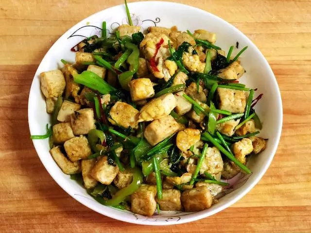 兩個雞蛋一塊豆腐,不到5塊錢做的菜,滿屋飄香直流口水,太香了