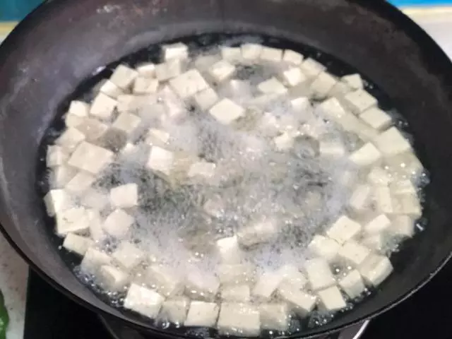 兩個雞蛋一塊豆腐,不到5塊錢做的菜,滿屋飄香直流口水,太香了