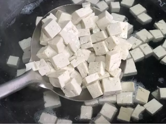 兩個雞蛋一塊豆腐,不到5塊錢做的菜,滿屋飄香直流口水,太香了