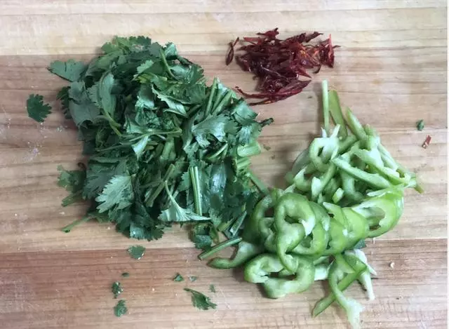 兩個雞蛋一塊豆腐,不到5塊錢做的菜,滿屋飄香直流口水,太香了
