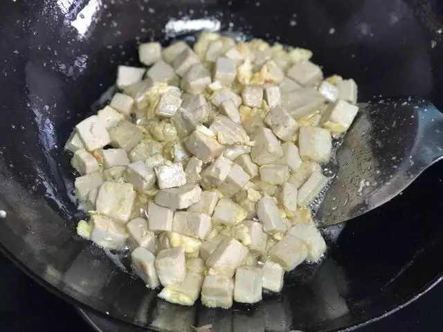 兩個雞蛋一塊豆腐,不到5塊錢做的菜,滿屋飄香直流口水,太香了